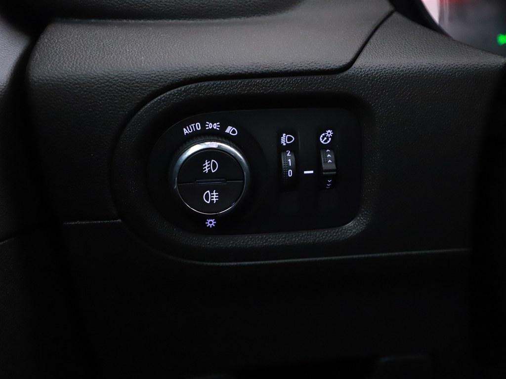 48691066-6.jpg
