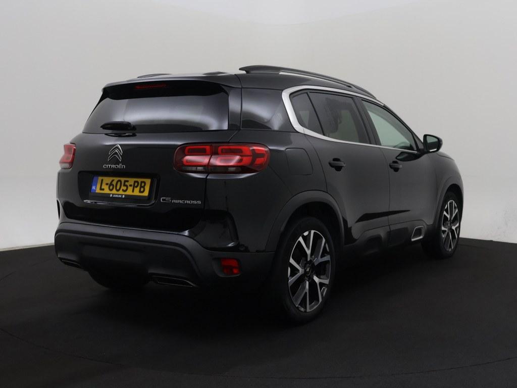 53064180-2.jpg
